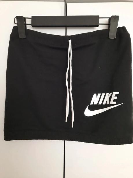 Nike sukna, nike,s