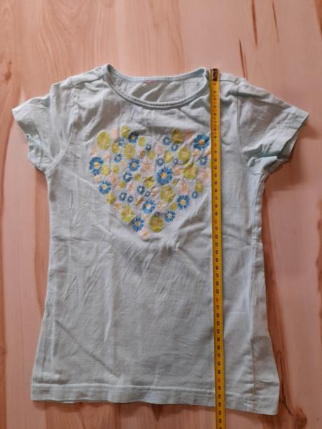 Predĺžené tričko so srdiečkom z kvetiniek, 104