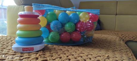 Fisher price a umelohmotne lopticky, 