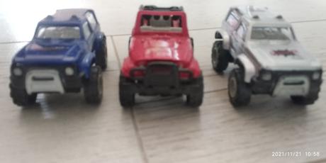 3ks kovové džípy,