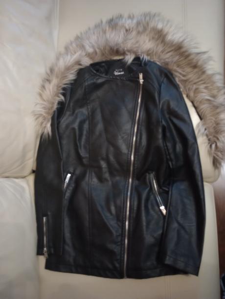 Ponúkam dámsku koženkovú bundu, gate,xs