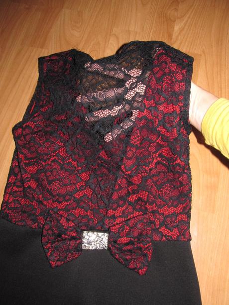 Čipkované šaty s mašľou, s