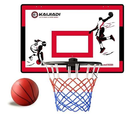 Basketbal kôš s loptou,