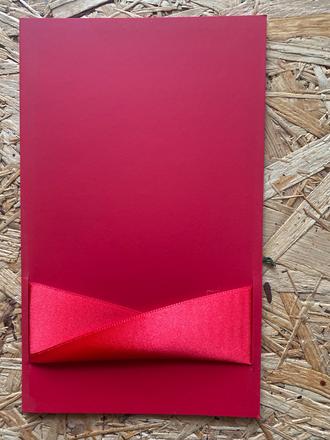 Červene karty na svadobne oznámenie,