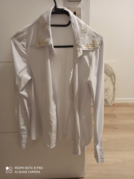 Dámska biela bluzka s vybijanim na golieriku, m