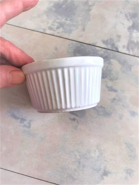 Starožitná porcelánová nádobka,