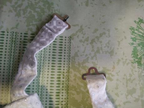 Elegantná lesklá bielo sivá kravata,