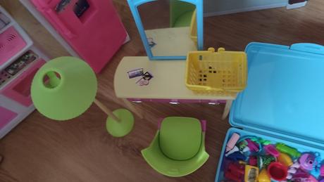 Barbie nábytok + bábiky barbie, 