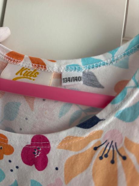 Šaty kvetinkové, 134