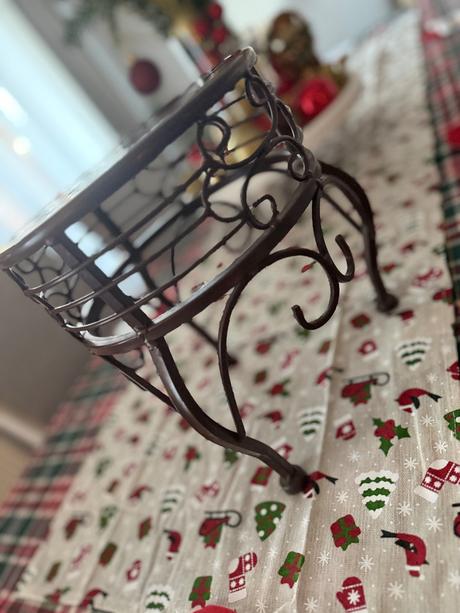 Kovový stojan na kvety alebo stolček víntage, 