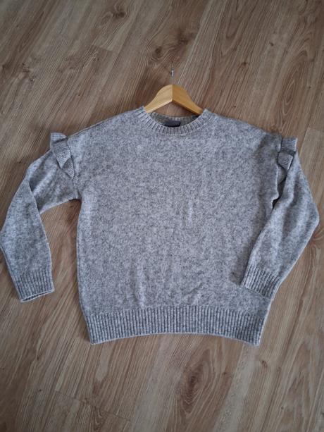 Šedý sveter s volánikmi, c&a,m