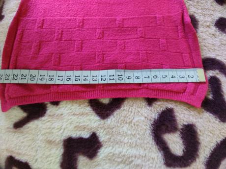 Damsky cerveny sal z velmi prijemneho makkeho mat., 