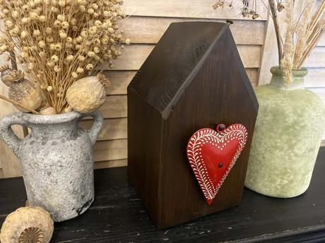 Drevený dekoračný domček a drevené okienko, 