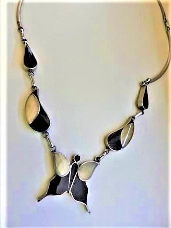 Zaujímavý perleťový náhrdelník,