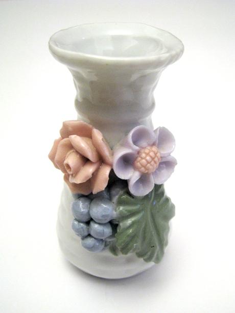 Mini porcelánová váza s kvetmi a hroznom,