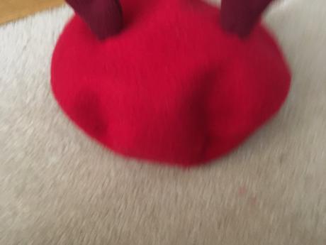 Červená baretka s peknou aplikáciou,