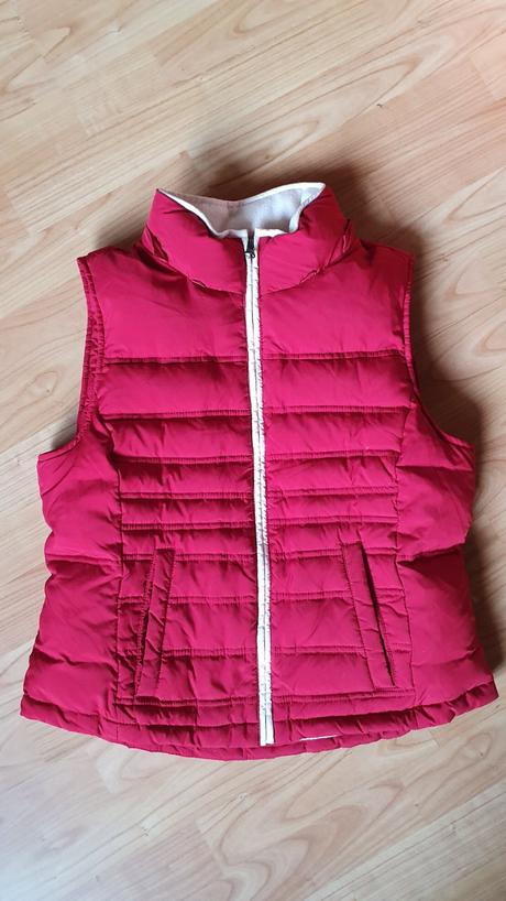 Zateplená vesta s kožušinkovou kapucňou, s