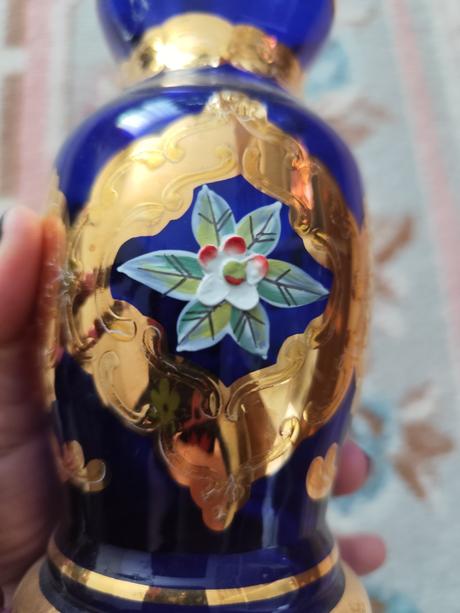 Váza so zlatým zdobením, 