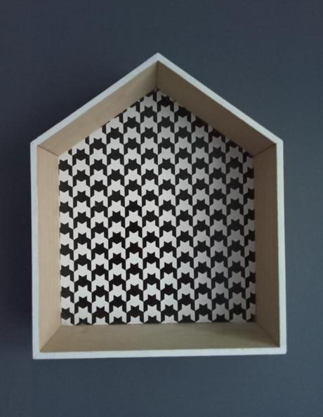 Sada 3 drevených poličiek / domčekov s geometrický,