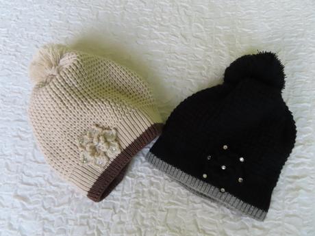 Dámska čiapka s kvetom a perličkami,