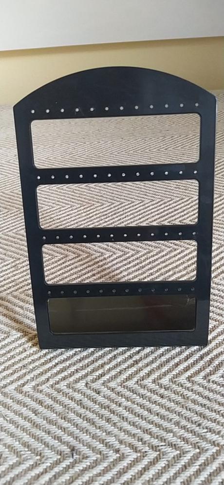 Stojan na náušnice, 