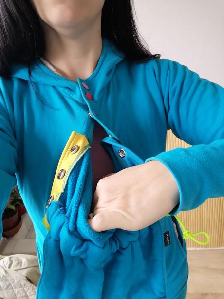 Krásna tyrkysová nosiaca mikina, s