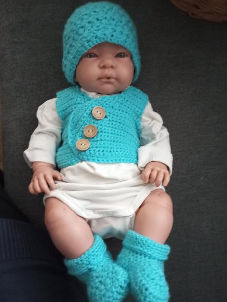 Háčkovaná čiapka, vesta, papučky/ponožky, 56