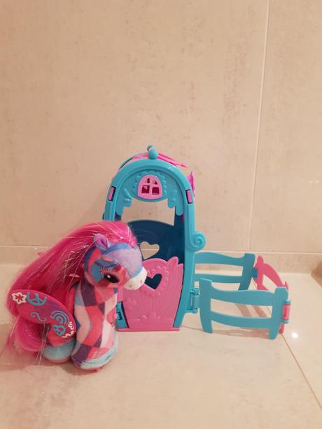 Interaktivny ponik s domcekom,