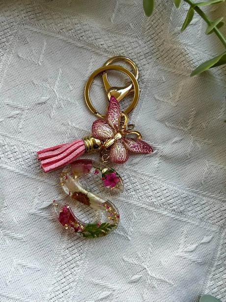 Ručne vyrobené živicové kľúčenky, 