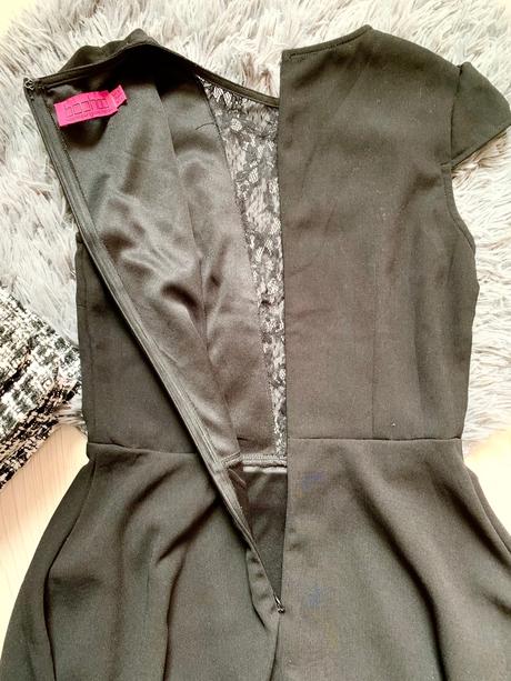 Čierne mini šaty s čipkovaným vystrihom, s