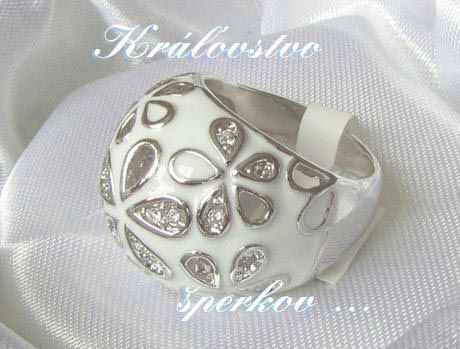 Rhodiovaný prsteň s kryštálmi,
