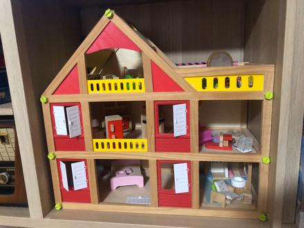 Domček pre bábiky so zariadením, 