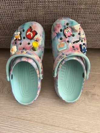 Belasé kvietkove crocs s ozdobami, veľkosť 36, crocs,36
