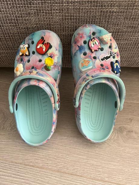 Belasé kvietkove crocs s ozdobami, veľkosť 36, crocs,36