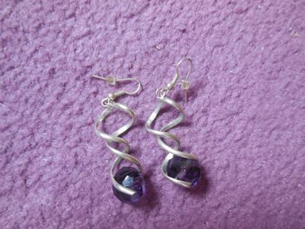 Fialove zatocene nausnicky, 