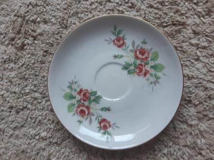 Starsi porcelanovy tanierik v top stave,