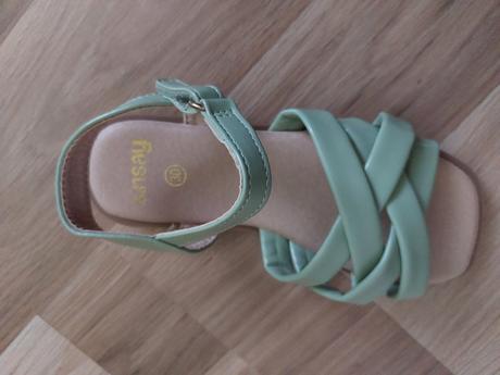 Sandálky, sinsay,30