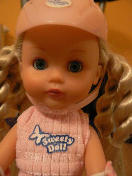 Bábika na korčuliach + príslušenstvo,