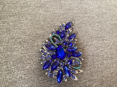 Krásna modrá brošňa, 