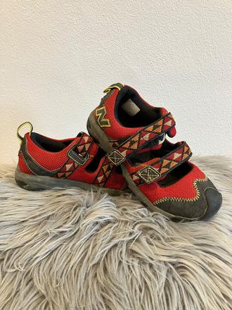 Dievčenské sandále new balance, 33