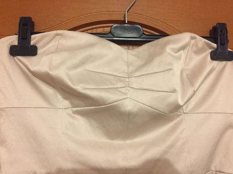 Béžové saténové šaty, l