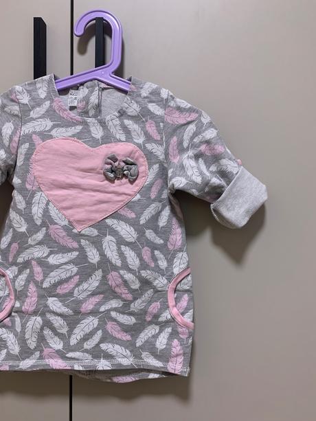 Detské sivé šaty s pierkami, 92