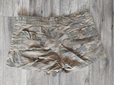 Maskáčové kraťasy, 36