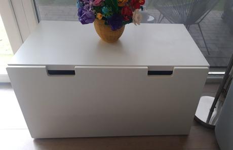 Lavica s priestorom na hračky, 