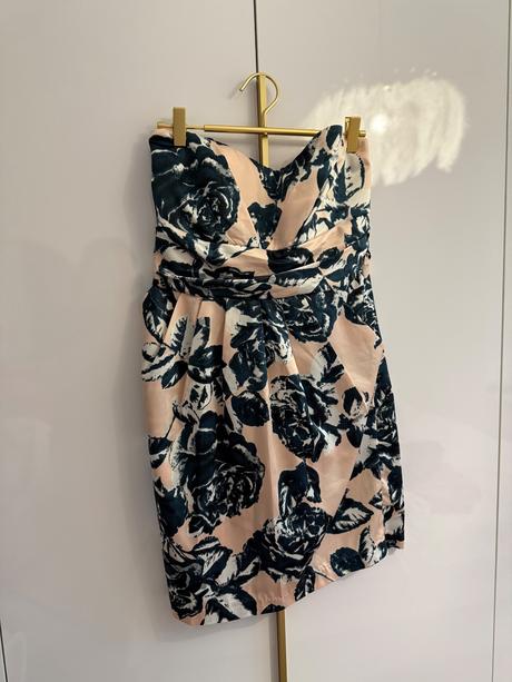 Nádherne satenove šaty bez ramienok, amisu,42