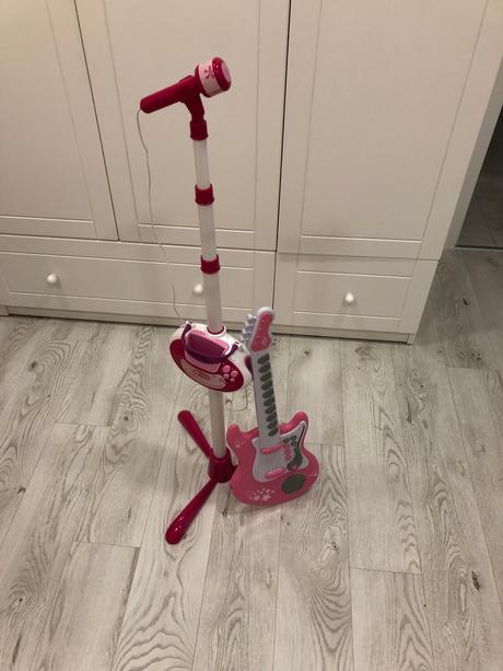 Mikrofon, gitara a klavirik, 