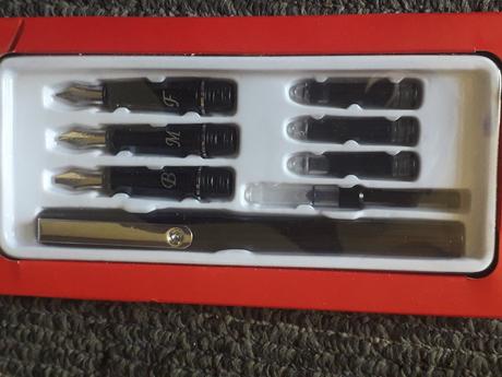 Kaligrafia fantasy vintage perá, 