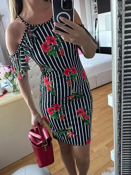 Krásne farebné pásikavé dámske šaty, s