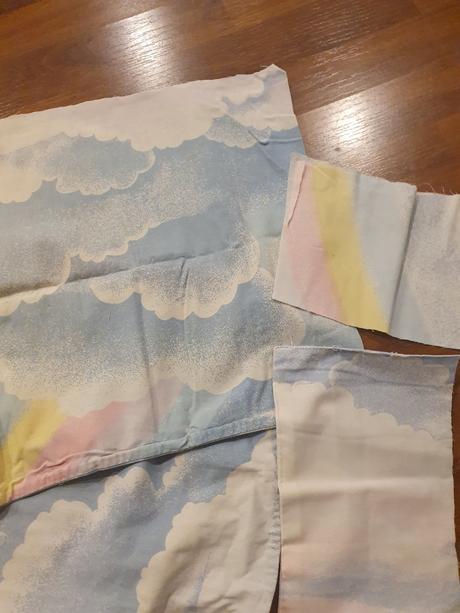 Zbytky látky z nebíčkových paplónov,