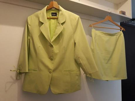 Limetkovy suknovy kostym, 42